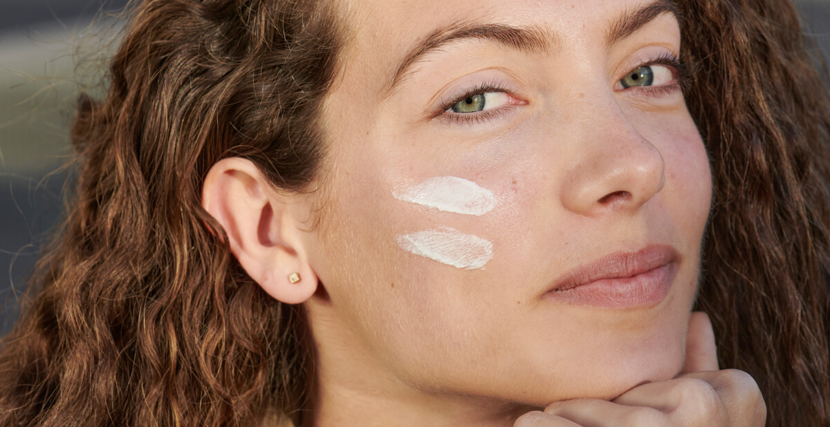 Model with mineral sunscreen on her face